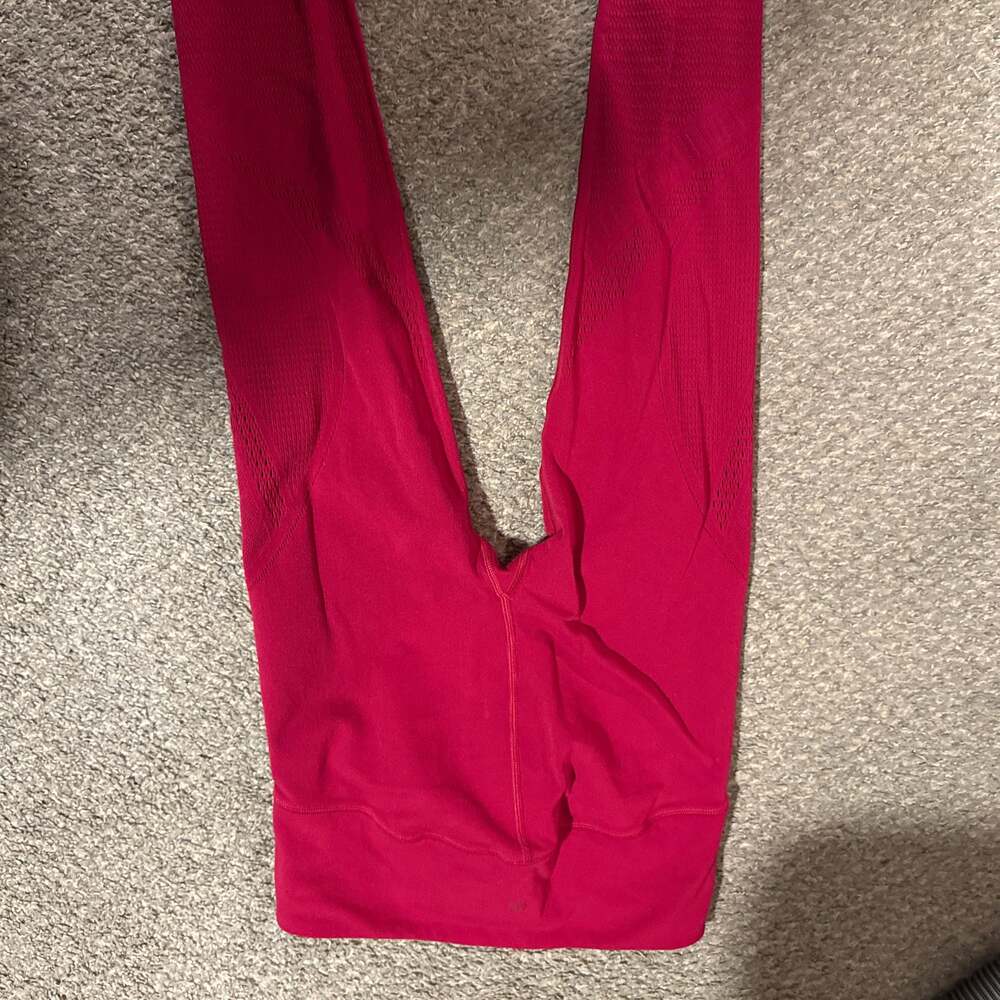 Lululemon Reveal Tight Interconnect 25.5" Ruby Red